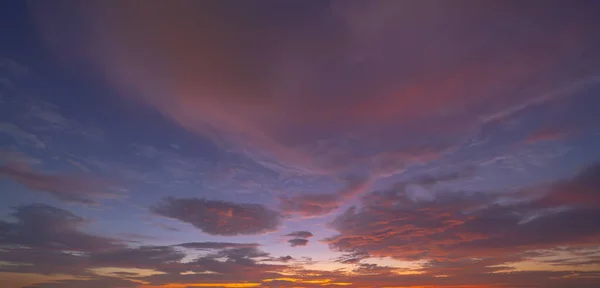 Auringonlaskun Taivas Abstrakti Luontotausta Dramaattinen Sininen Oranssi Värikäs Pilvet Hämärässä — kuvapankkivalokuva