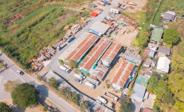 İnşaat alanında kazıcılarla çalışan fabrika işçilerinin yoğun endüstriyel görüntüsü. Üst Manzara. Geliştirme.