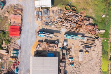 İnşaat alanında kazıcılarla çalışan fabrika işçilerinin yoğun endüstriyel görüntüsü. Üst Manzara. Geliştirme.