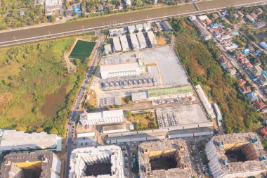 Elektrik üreten havadan görüntü, voltaj kutupları. Elektrik kulesindeki elektrik kabloları ve elektrik teknolojisi, ağ ve endüstrideki kablolar. Jeneratör pilonu. Aktarım ve alt istasyon.