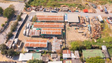 İnşaat alanında kazıcılarla çalışan fabrika işçilerinin yoğun endüstriyel görüntüsü. Üst Manzara. Geliştirme.