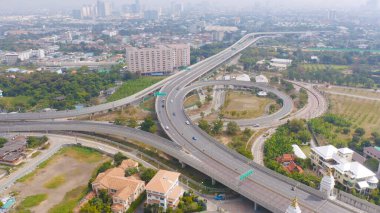 Otoyolda ya da otobanda giden arabaların hava görüntüsü. Köprü caddelerinin üst geçidi mimari konsept ağı ile bağlantılı. Üst Manzara. Şehir, Bangkok, Tayland.