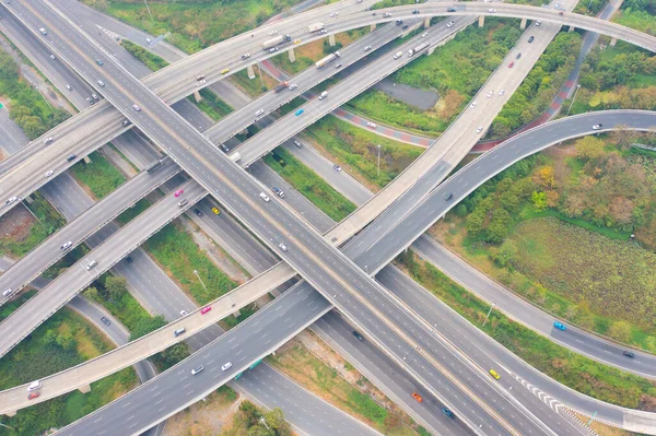 Αεροφωτογραφία Των Αυτοκινήτων Που Οδηγούν Αυτοκινητόδρομο Αυτοκινητόδρομο Υπερπήδηση Γεφυρών Δρόμων — Φωτογραφία Αρχείου