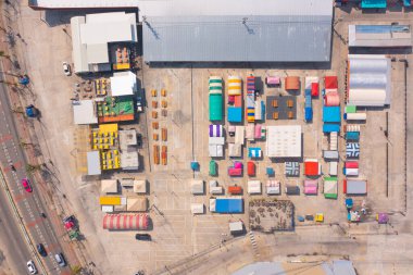 Gece Pazarı çalışanlarının yürüyüş caddesindeki hava manzarası Tayland 'ın Bangkok şehrindeki Ratchada trenindeki renkli çadırlar. Perakende mağazaları