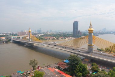 Maha Chesadabodindranusorn Köprüsü 'nün ya da Nonthaburi Köprüsü' nün Chao Phraya Nehri ve Bangkok ufuk çizgisinin havadan görüntüsü. Kentsel şehirde binalar.