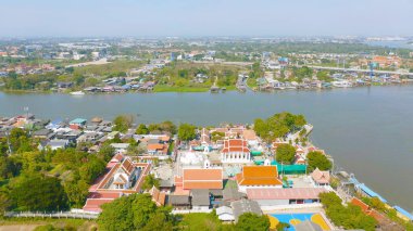 Phasi Charoen, Chao Phraya kanalı veya nehri, doğa ağaçları, Nonthaburi Şehri, Tayland, Asya kentindeki yerleşim yerleri ve binaların hava manzarası..