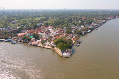 Phasi Charoen, Chao Phraya kanalı veya nehri, doğa ağaçları, Nonthaburi Şehri, Tayland, Asya kentindeki yerleşim yerleri ve binaların hava manzarası..