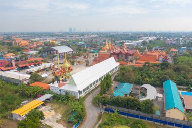 Tayland, Nonthaburi 'de bir tapınağın havadan görünüşü. Tatilde ve tatilde seyahat. Tayland turistik mimarisi.