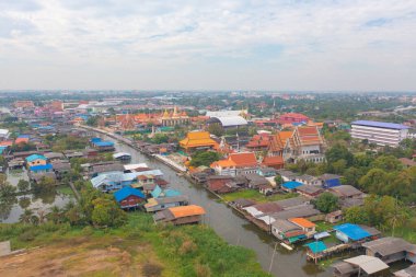 Tayland, Nonthaburi 'de bir tapınağın havadan görünüşü. Tatilde ve tatilde seyahat. Tayland turistik mimarisi.