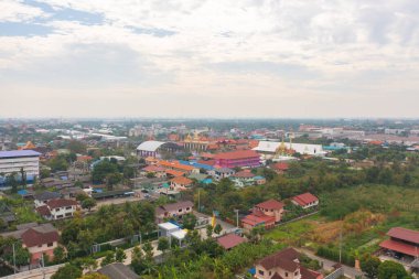 Tayland, Nonthaburi 'de bir tapınağın havadan görünüşü. Tatilde ve tatilde seyahat. Tayland turistik mimarisi.