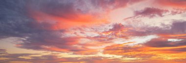 Gün batımı gökyüzü. Soyut doğa geçmişi. Alacakaranlık vakti turuncu renkli bulutlarla dramatik mavi.