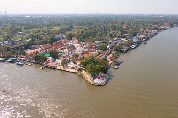 亚洲城市城镇中带有Phasi Charoen Chao Phraya运河或河流 自然树 泰国Nonthaburi市的居民住宅的空中俯瞰 — 图库照片