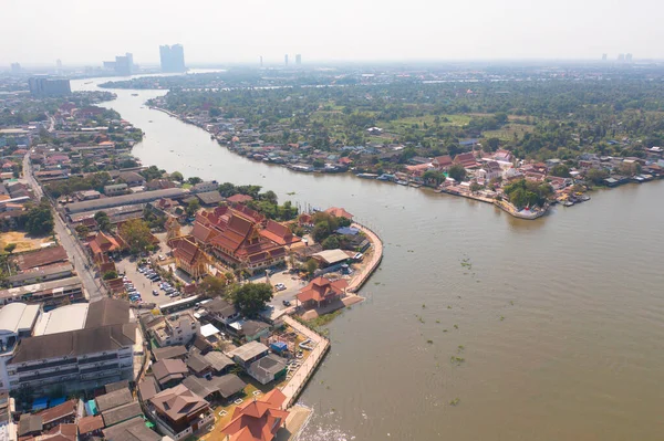 パシチャロン チャオプラヤ運河や川 自然木 ノンタブリ市 アジアの都市部の町でタイの住宅地元住宅の空中トップビュー — ストック写真