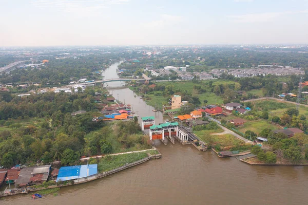 Vista Aérea Superior Portão Barragem Com Árvores Florestais Cidade Urbana — Fotografia de Stock