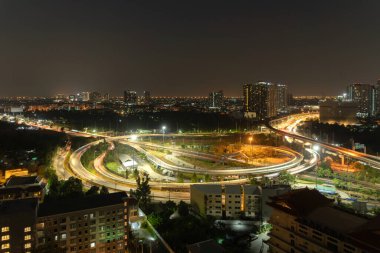 Tayland 'ın başkenti Skyline' daki Bangkok caddesinin hava görüntüsü. Finans bölgesi ve Asya 'nın akıllı kentsel merkezleri. Kyscraper ve geceleri yüksek binalar.