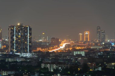 Bangkok şehir merkezindeki Sathorn 'un hava manzarası. Finansal bölge ve Asya 'nın akıllı kentsel kentindeki iş merkezleri. Geceleri gökdelen ve yüksek binalar.