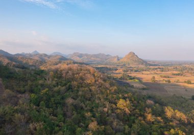 Orman ağaçlarının ve yeşil dağ tepelerinin havadan görünüşü. Doğa manzarası arka planı, Tayland.