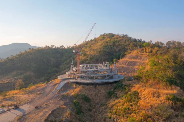 山の丘の構造を持つ建設現場の下でアパートやホテルリゾートの空中トップビュー 開発建築物 自然景観の背景 — ストック写真