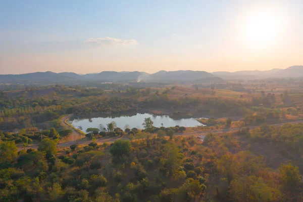 Luftfoto Skovtræer Grønne Bjergbakker Flod Dam Eller Naturlandskab Baggrund Thailand - Stock-foto