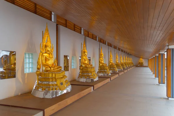 Σειρά Από Αγάλματα Βούδα Ναός Γουάτ Νταμαγιάν Φετσαμπάν Διάσημο Τουριστικό — Φωτογραφία Αρχείου