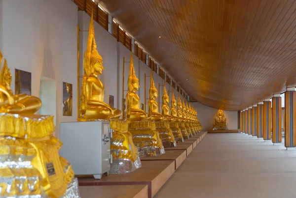 一排排的佛像华特 达美安神庙 费查邦 著名的旅游胜地 泰国历史建筑 — 图库照片