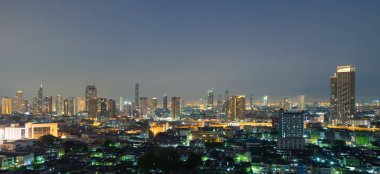 Sathorn 'un havadan görünüşü, Bangkok şehir merkezi silüeti. Finansal bölge ve Asya 'daki akıllı şehir merkezleri. Geceleri gökdelen ve yüksek binalar.