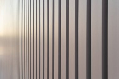 Doğal ahşap çatallı duvar veya lath hattı düzenlenir. Döşeme deseni yüzey dokusu. Tasarım dekorasyonu için iç mimari materyalinin yakın plan görüntüsü.