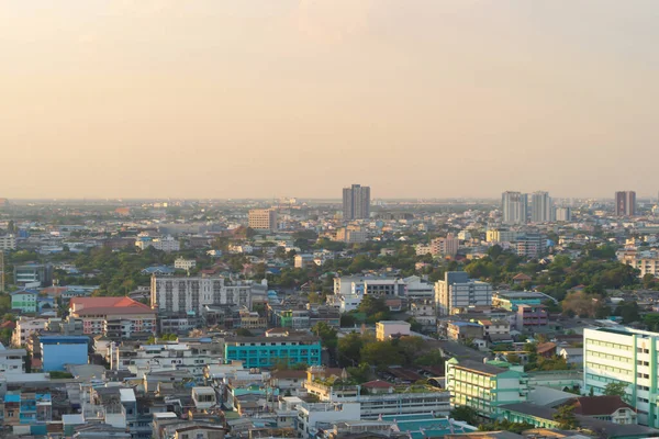 タイのバンコクダウンタウンスカイラインの空中ビュー アジアのスマート都市の金融地区やビジネスセンター 夕暮れ時の高層ビルや高層ビル — ストック写真