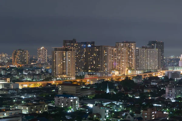 从空中俯瞰曼谷市中心的萨索恩天际线 亚洲智能城市城镇的金融区和商业中心 摩天大楼和高楼大厦在夜间 — 图库照片