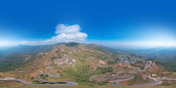 全景360幅 以180度角无缝全景鸟瞰在泰国南郊山区曲线弯路 锯齿形弯道或山路上行驶的车辆 — 图库照片