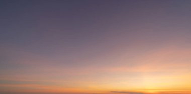 Gün batımı gökyüzü. Soyut doğa geçmişi. Alacakaranlık vakti turuncu renkli bulutlarla dramatik mavi.