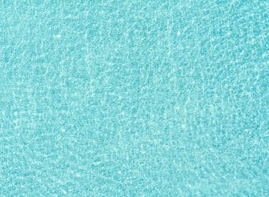 Mavi ya da turkuaz yüzme havuzunun yüzeyi. Yaz mevsiminde duvar kağıdı için temiz su dalgaları. Kalıpsal madde dokusu. Doğa arkaplanı,