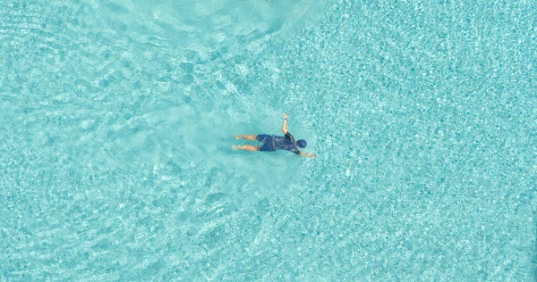在蓝色或碧绿的游泳池里游泳的男人 在空中俯瞰着清澈的水波 度假时的生活方式 — 图库照片
