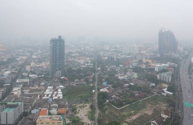 Tayland 'ın başkenti Skyline' daki Bangkok caddesinin hava görüntüsü. Finansal bölge ve Asya kentindeki iş merkezleri. Sisi olan gökdelen binaları. Hava kirliliği pm2.5