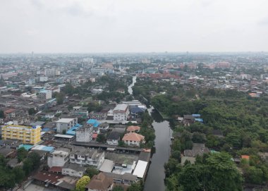 Tayland 'ın başkenti Skyline' daki Bangkok caddesinin hava görüntüsü. Finansal bölge ve Asya kentindeki iş merkezleri. Sisi olan gökdelen binaları. Hava kirliliği pm2.5