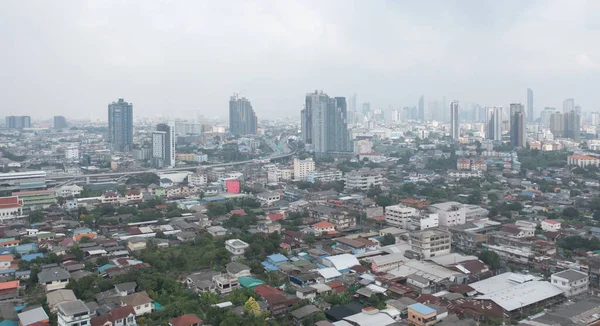 タイのバンコクダウンタウンスカイラインで高速道路の道路の空中ビュー アジアの都市の金融地区やビジネスセンター 霧がかかった高層ビル 大気汚染午後2 — ストック写真