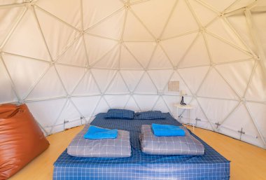 Tatil ve seyahat konsepti içinde yatak ve battaniyesi olan Kubbe Baloncuk Otel 'deki yatak odası. İç tasarım uzay dekorasyonu. İnsan yaşam tarzı.