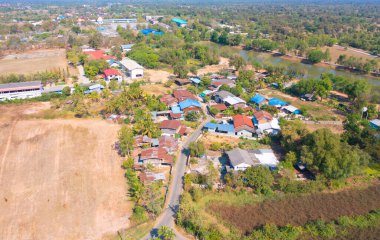 Asya kentindeki yerleşim yerleri, doğa ağaçları, Nonthaburi Şehri, Tayland kentinin havadan görünüşü, binalar.