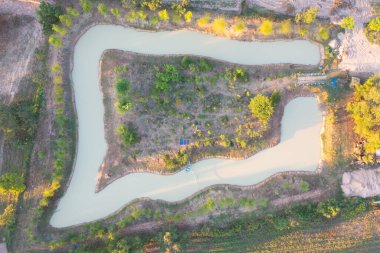 Orman ağaçlarının, yeşil dağ tepelerinin, nehrin, göletin ya da gölün havadan görünüşü. Doğa manzarası arka planı, Tayland.