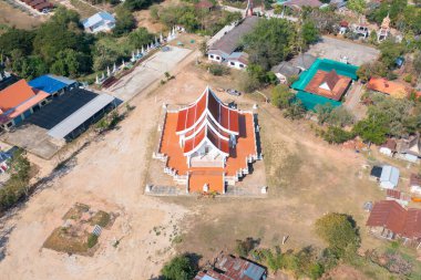 Wat Phon Tangası 'nın havadan görünüşü, Buriram City, Tayland. Tayland Budist tapınağı mimarisi. Turistik bölge simgesi.