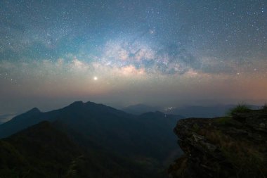 Doi Tung, Chiang Rai, Tayland dağ tepeleri, gece mavi gökyüzünde parlak yıldızlı Samanyolu. Doğal evren uzay manzarası arka planı. Bu galaksi bizim güneş sistemimizi içerir.