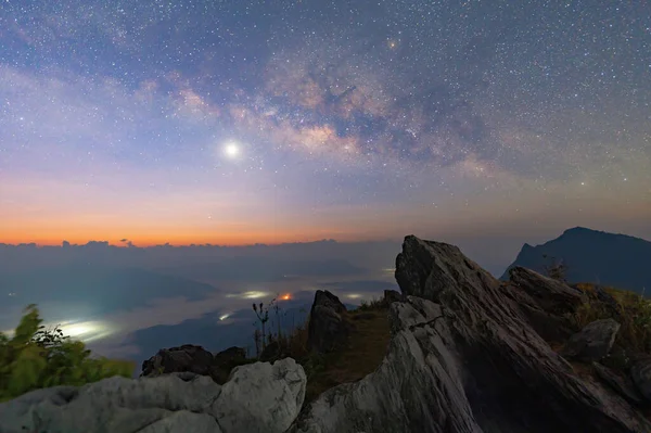 ドイ桐 チェンライ 山の丘とタイ 夜には青空に明るい星と乳白色の方法です 自然の宇宙空間の風景の背景 太陽系を含む銀河です — ストック写真