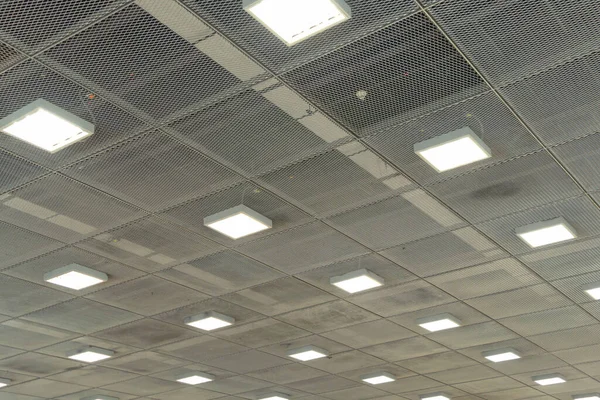 オフィスビルの照明付きオフィスの天井 システム動作 近代的なスタイル — ストック写真