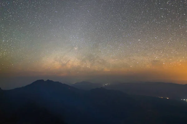 ドイ桐 チェンライ 山の丘とタイ 夜には青空に明るい星と乳白色の方法です 自然の宇宙空間の風景の背景 太陽系を含む銀河です — ストック写真