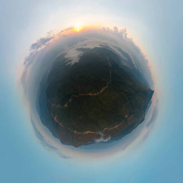 Küçük Gezegen 360 Derece Küre Orman Ağaçlarının Sisli Sisli Bulutlu — Stok fotoğraf