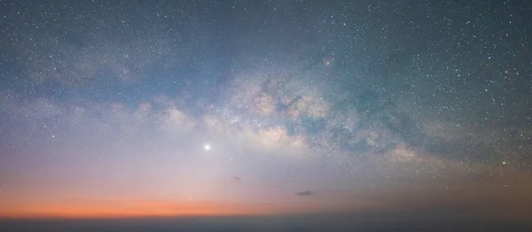 夜には青空に輝く星々とミルキーな道を閉じます 自然の宇宙空間の風景の背景 太陽系を含む銀河です — ストック写真