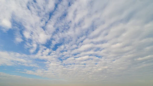 Cielo Azul Claro Con Nubes Blancas Esponjosas Mediodía Día Naturaleza — Foto de Stock