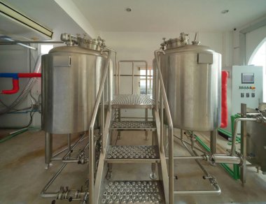 Bira fabrikası. Kafe ya da kahve dükkanının mutfak barındaki alkol ya da bira makinesi odasının içinde. İş su borusu servisi. Fermente ediliyor.