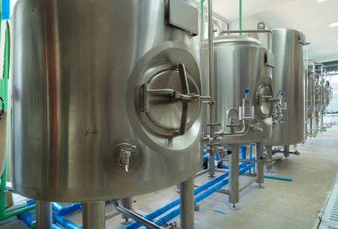Bira fabrikası. Kafe ya da kahve dükkanının mutfak barındaki alkol ya da bira makinesi odasının içinde. İş su borusu servisi. Fermente ediliyor.