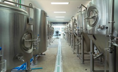 Bira fabrikası. Kafe ya da kahve dükkanının mutfak barındaki alkol ya da bira makinesi odasının içinde. İş su borusu servisi. Fermente ediliyor.